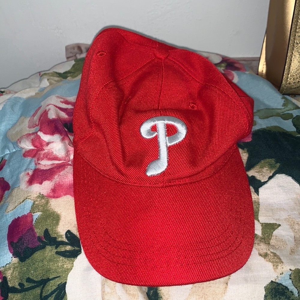 ❤️ Red Phillies Hat (fairly new)